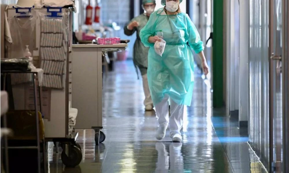 Ιταλία: Σχεδόν 1 εκατομμύριο κρούσματα κορονοϊου – Ανοίγουν ξανά οι πτέρυγες COVID στα νοσοκομεία